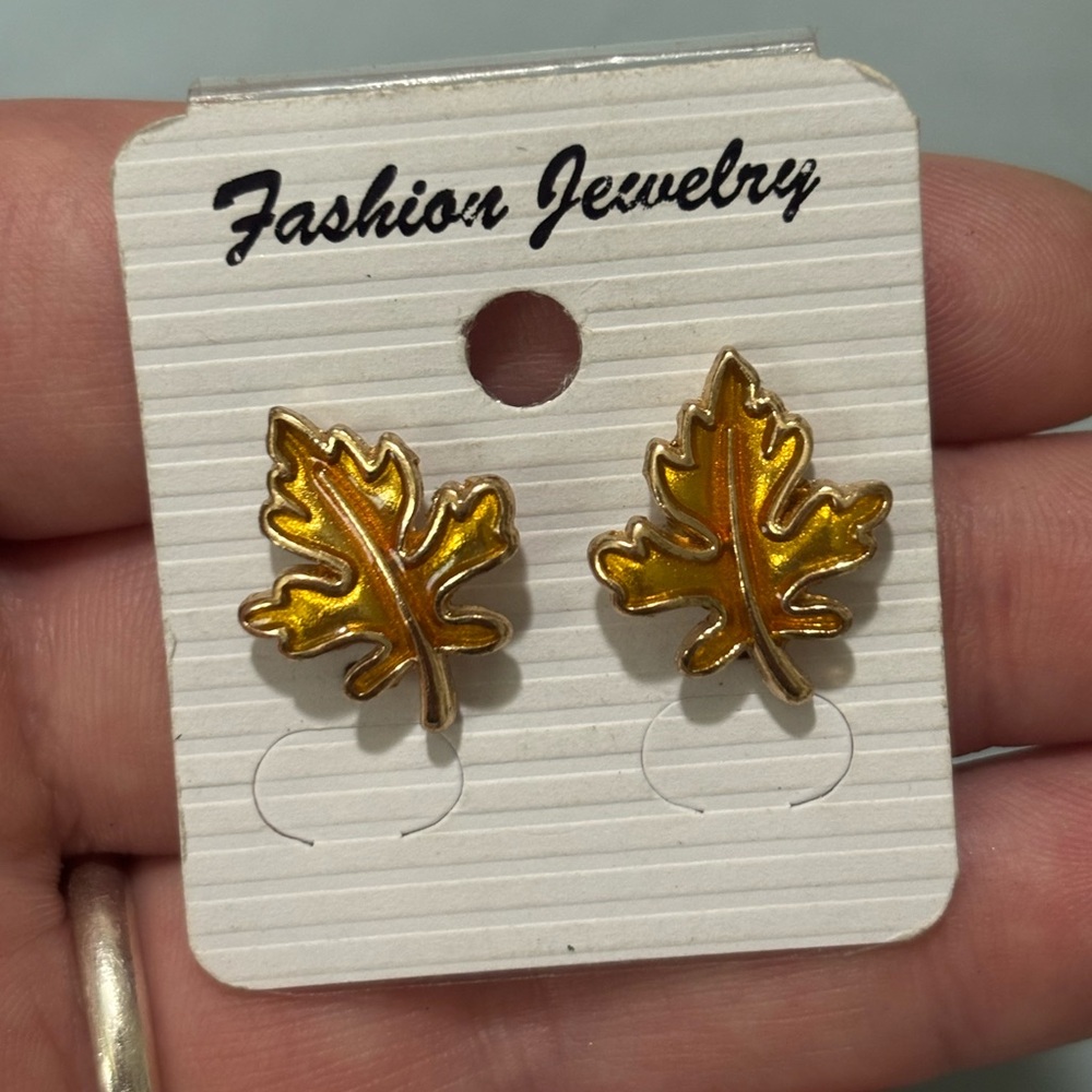 Stud earrings - Picture 2 of 16